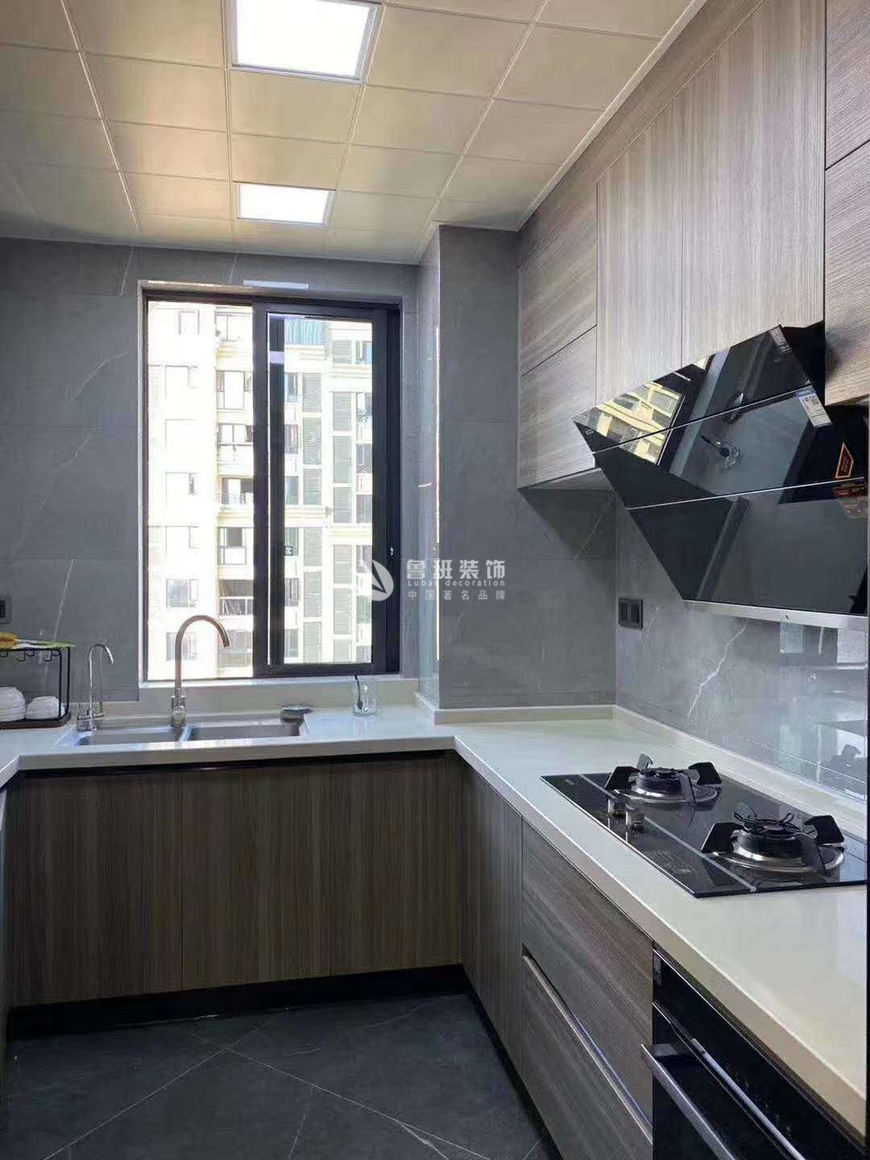 西安(ān)魯班裝(zhuāng)飾東新(xīn)花(huā)園160平米現代輕奢實景廚房設計實景